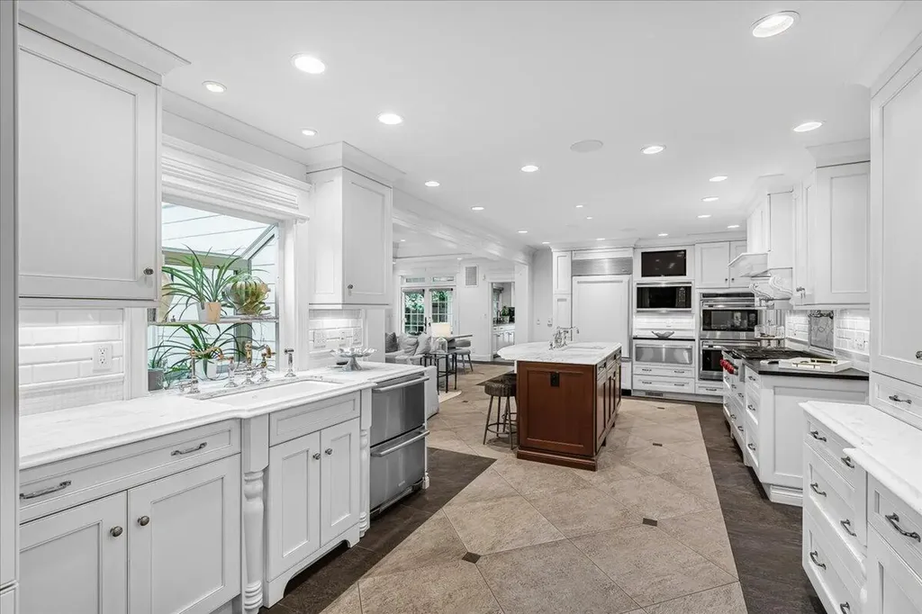 1371 Strawberry Lane Lexington KY 40502