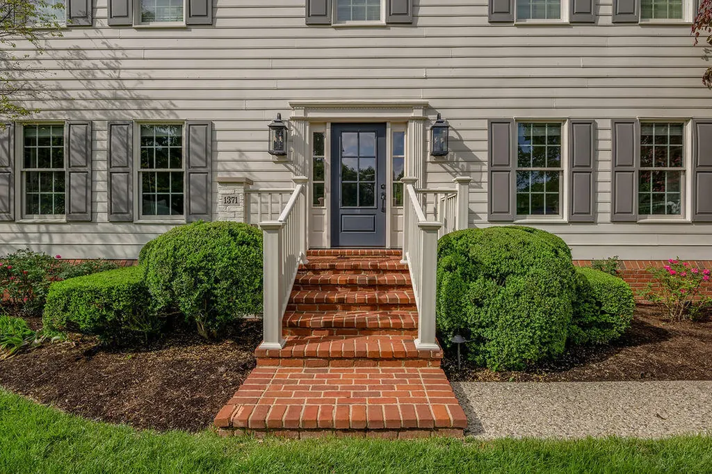 1371 Strawberry Lane Lexington KY 40502