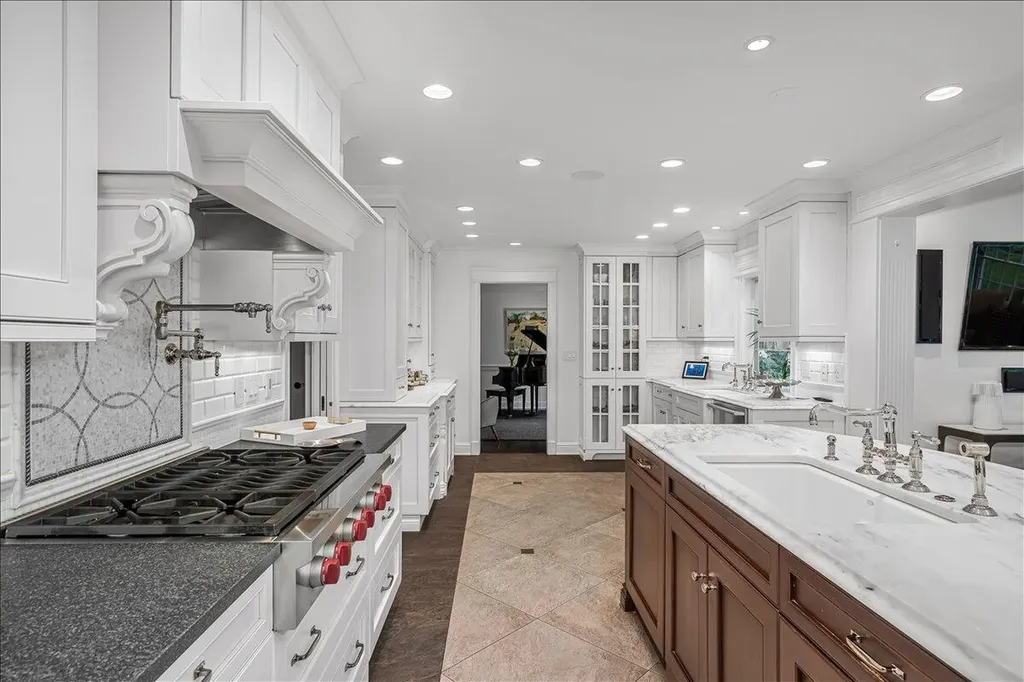 1371 Strawberry Lane Lexington KY 40502