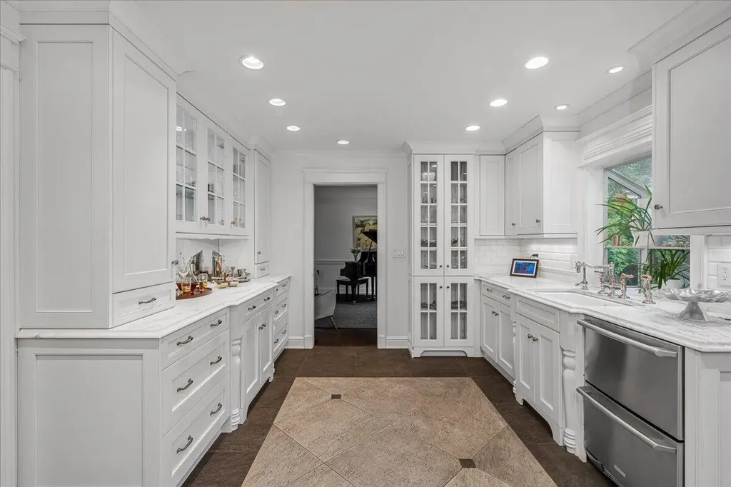 1371 Strawberry Lane Lexington KY 40502