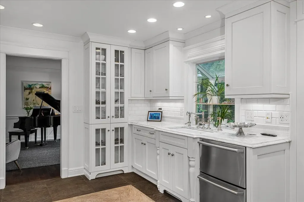 1371 Strawberry Lane Lexington KY 40502