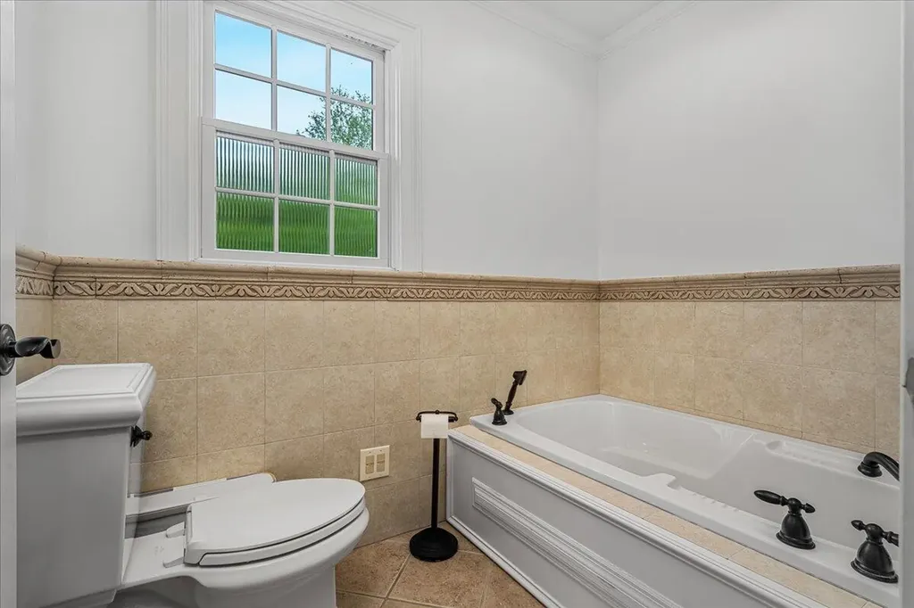 1371 Strawberry Lane Lexington KY 40502