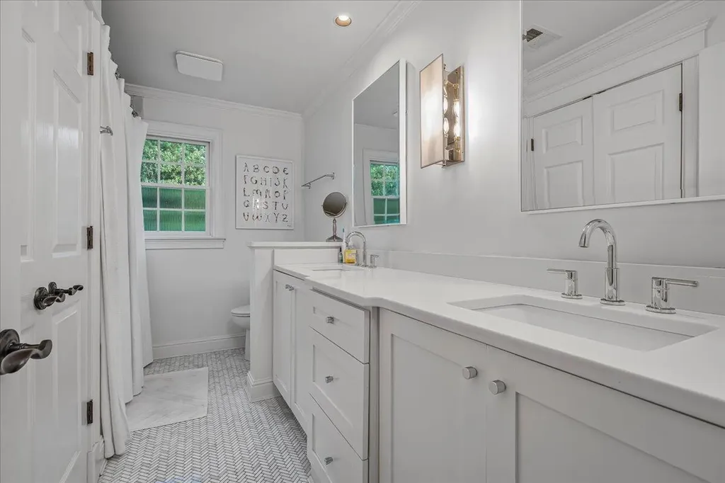 1371 Strawberry Lane Lexington KY 40502