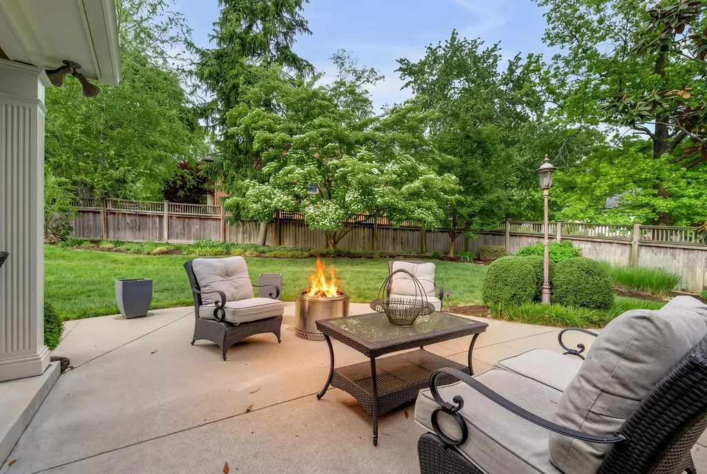 1371 Strawberry Lane Lexington KY 40502