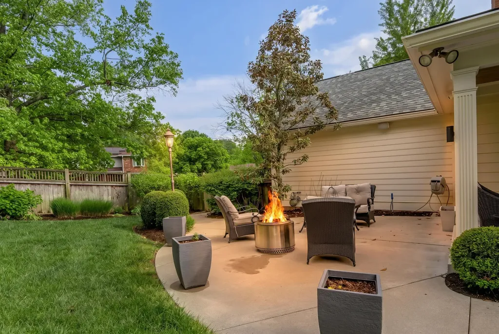 1371 Strawberry Lane Lexington KY 40502