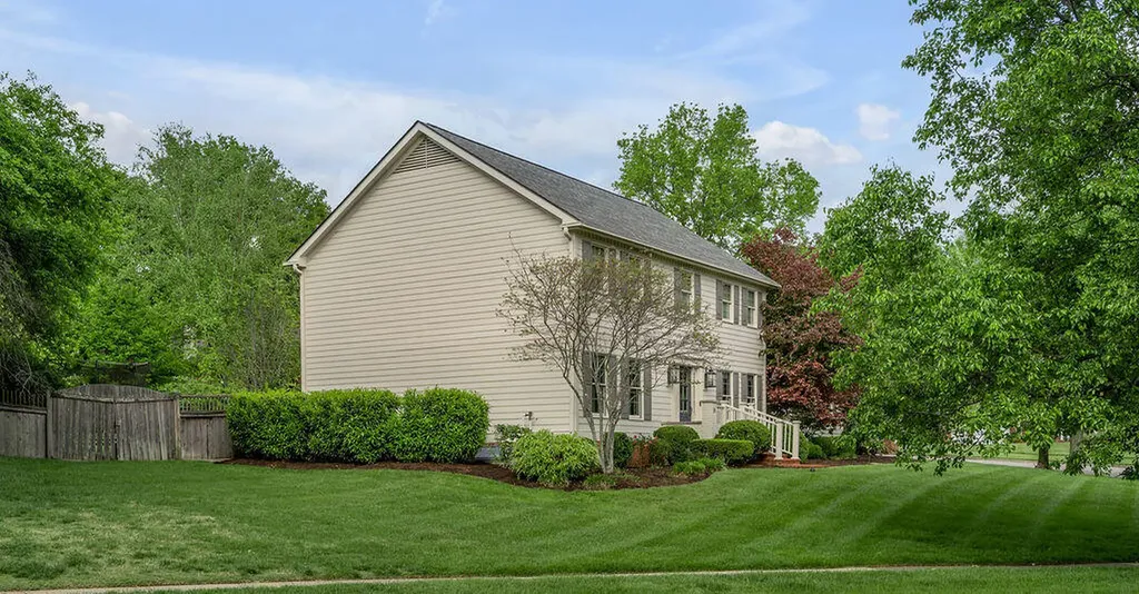 1371 Strawberry Lane Lexington KY 40502