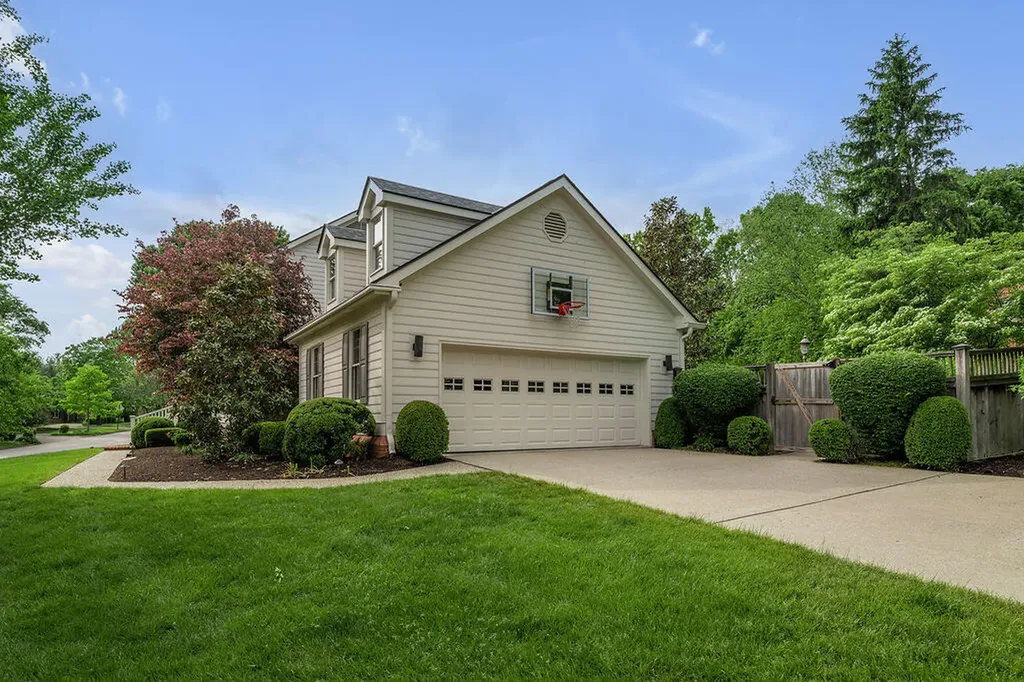 1371 Strawberry Lane Lexington KY 40502