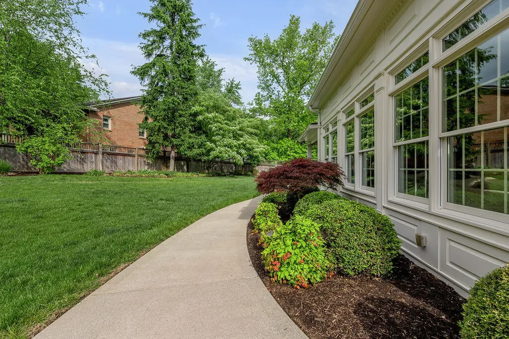1371 Strawberry Lane Lexington KY 40502