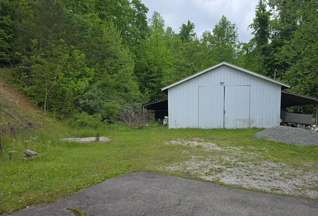 9529 Highway 92 Pineville KY 40977