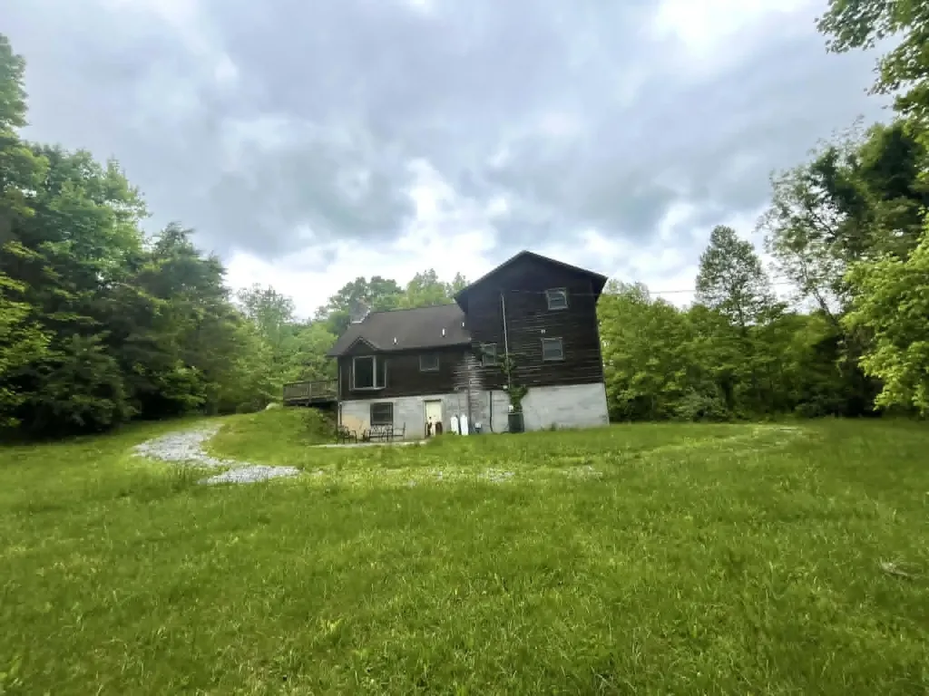 241 241 Brown Court Bledsoe KY 40810