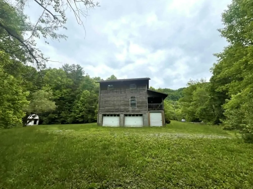 241 241 Brown Court Bledsoe KY 40810