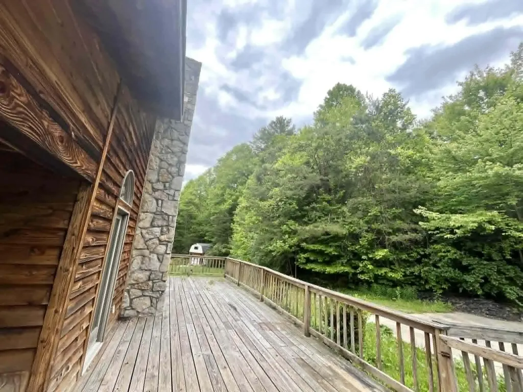 241 241 Brown Court Bledsoe KY 40810