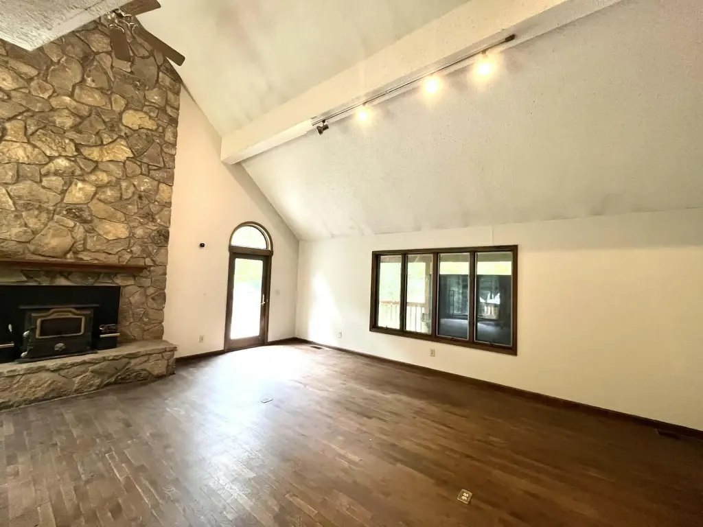 241 241 Brown Court Bledsoe KY 40810