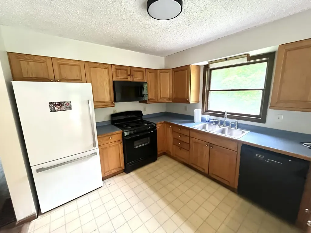 241 241 Brown Court Bledsoe KY 40810