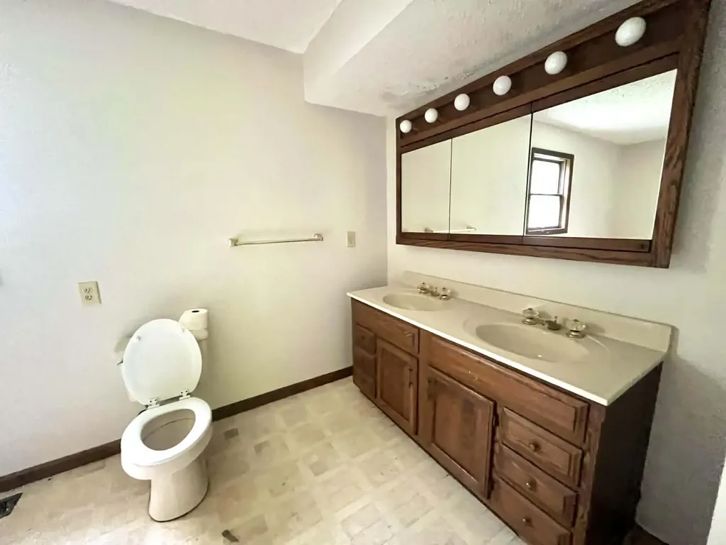 241 241 Brown Court Bledsoe KY 40810