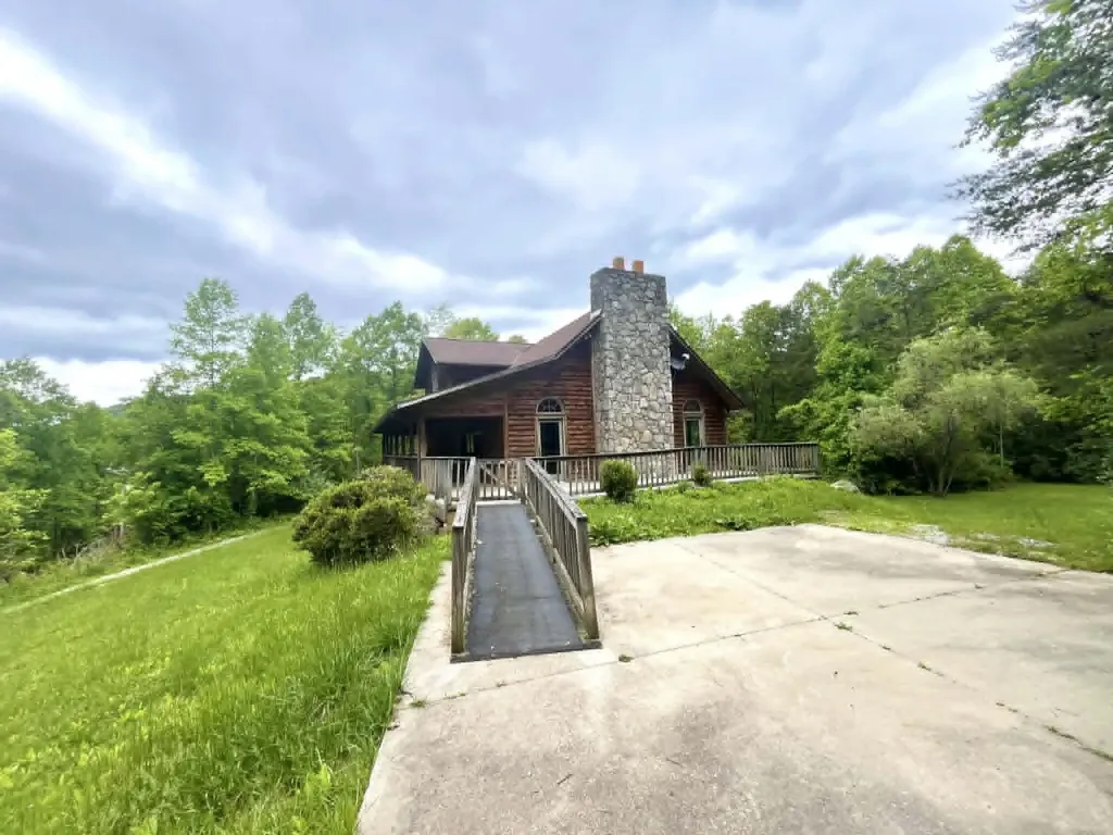 241 241 Brown Court Bledsoe KY 40810