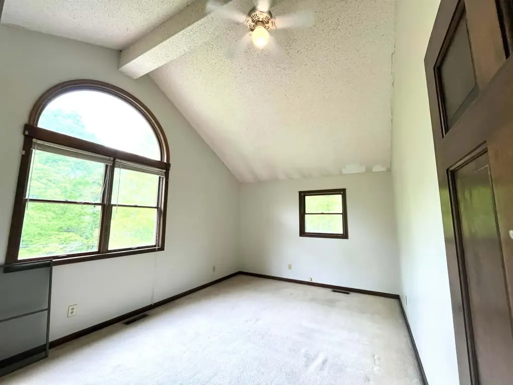 241 241 Brown Court Bledsoe KY 40810