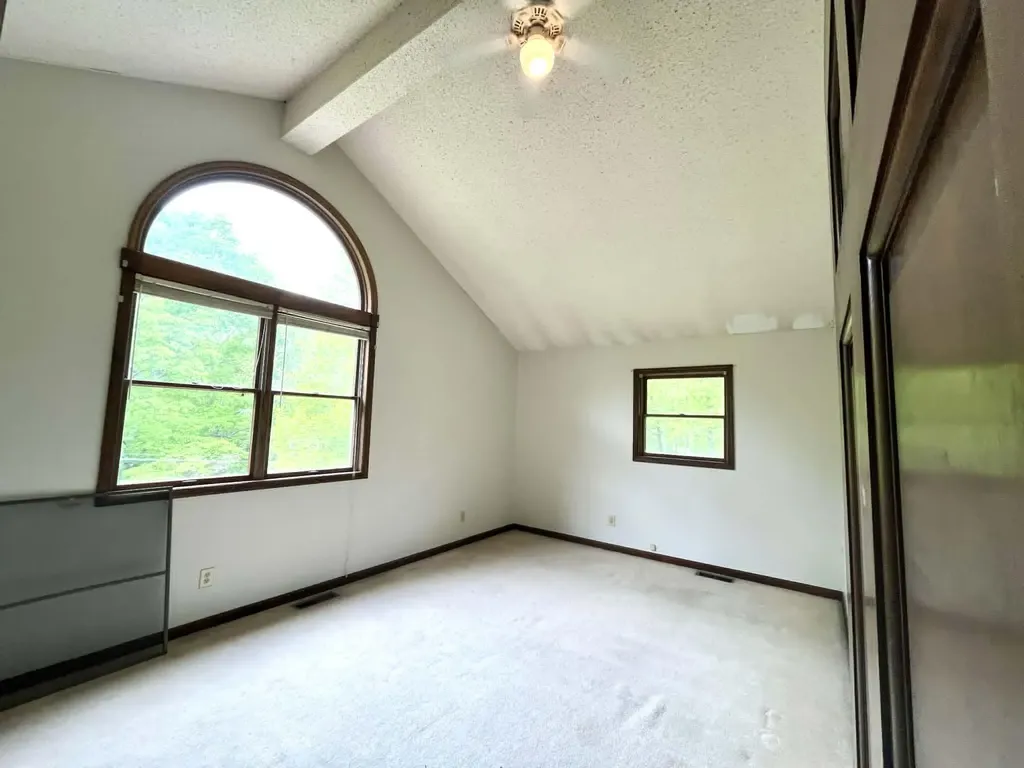 241 241 Brown Court Bledsoe KY 40810