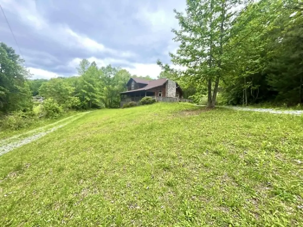 241 241 Brown Court Bledsoe KY 40810