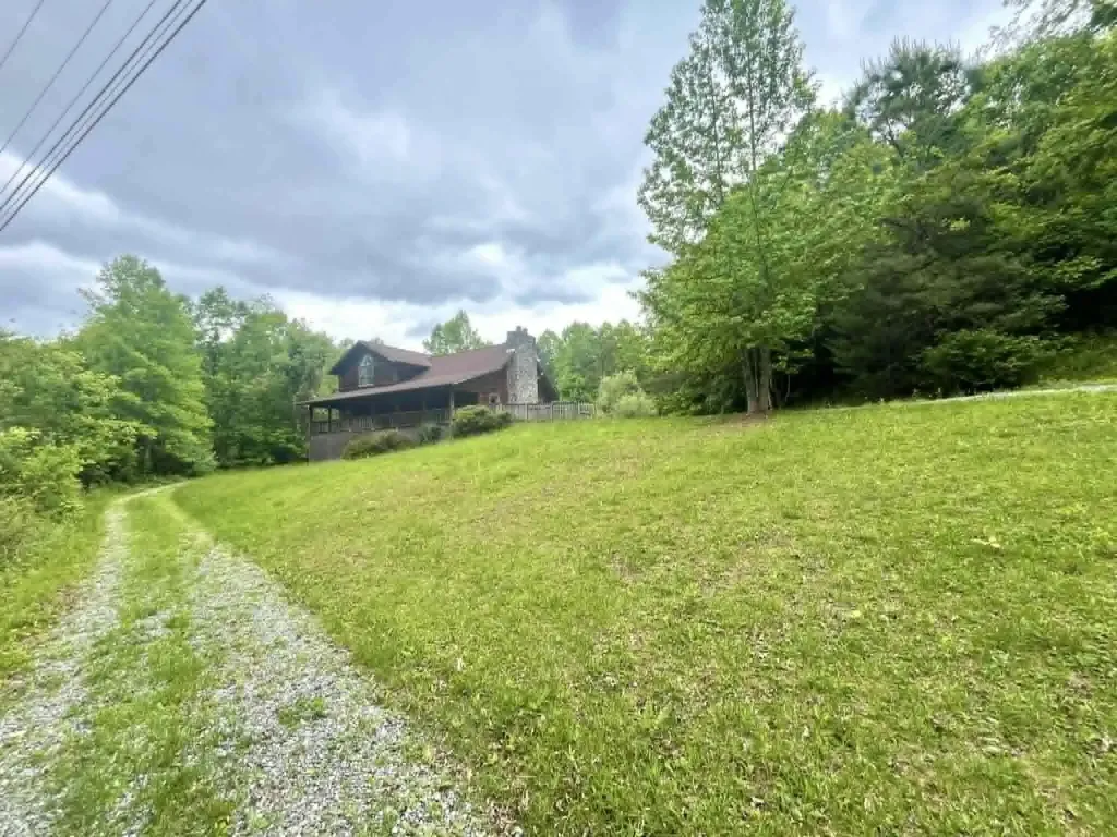 241 241 Brown Court Bledsoe KY 40810