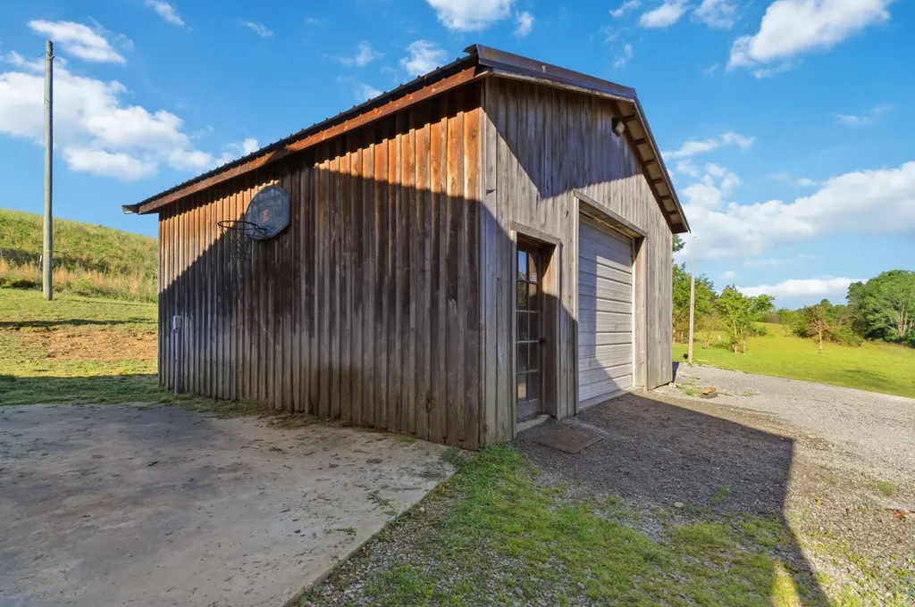 196 Cecil Smith Road Hustonville KY 40437