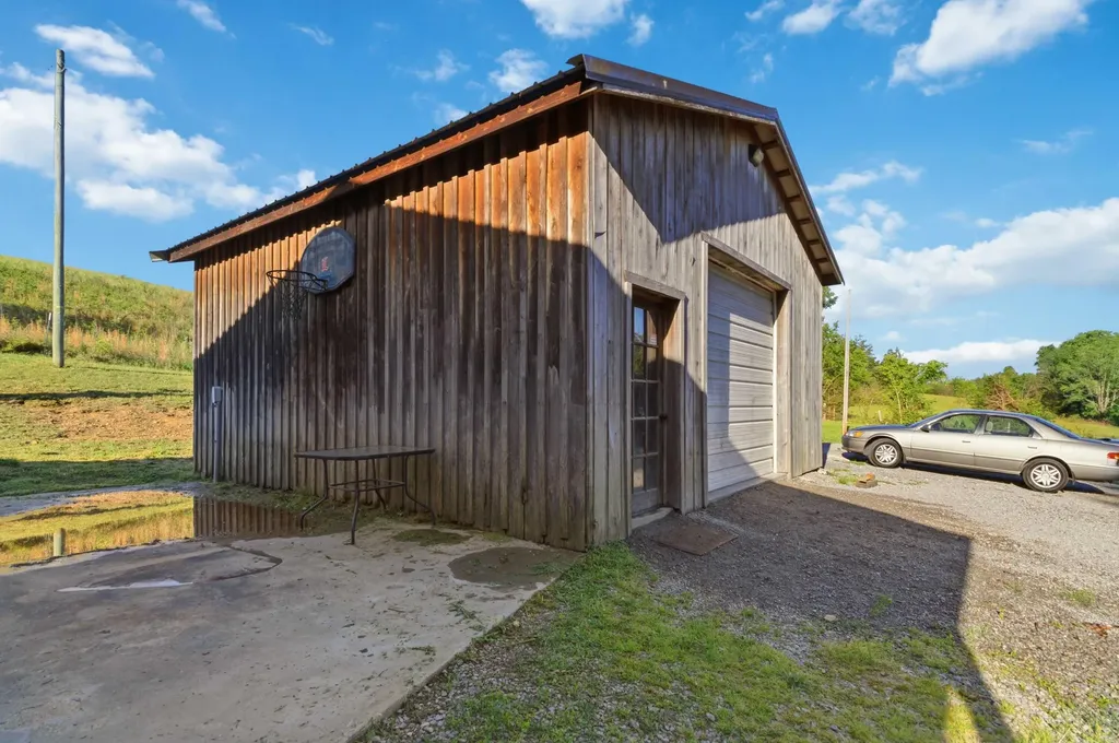 196 Cecil Smith Road Hustonville KY 40437