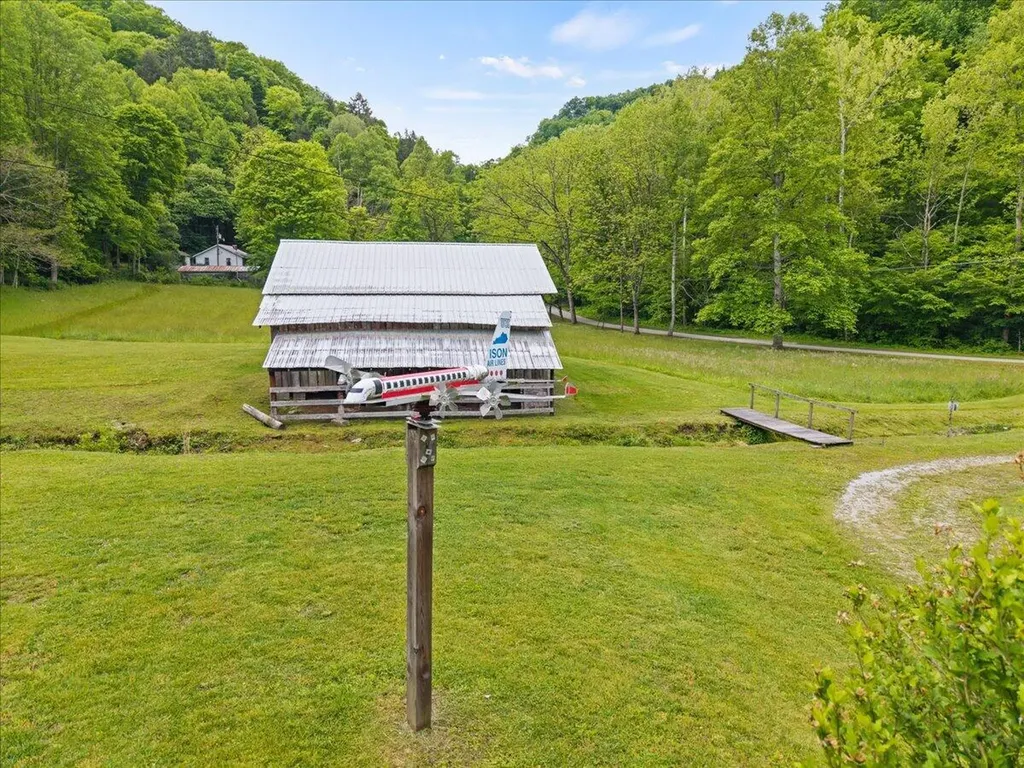 1775 Kingdom Come Creek Road Whitesburg KY 41858