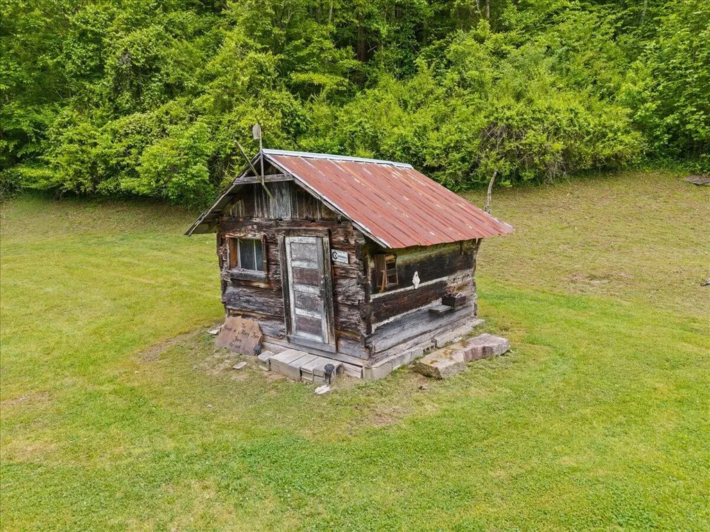 1775 Kingdom Come Creek Road Whitesburg KY 41858