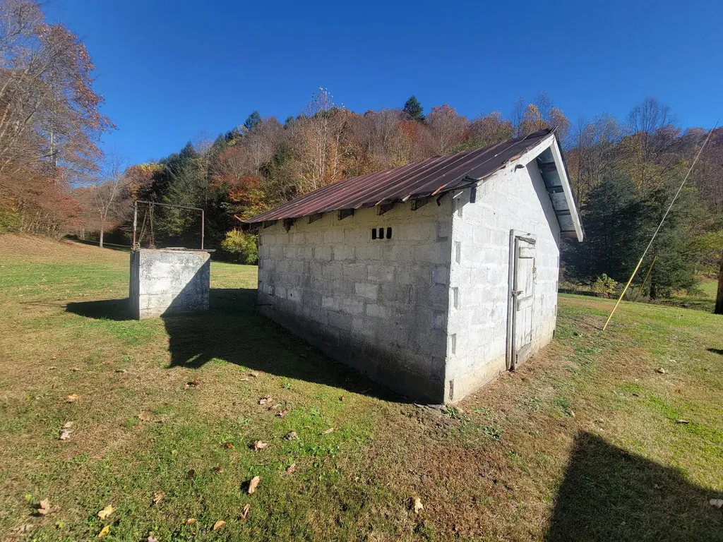 1775 Kingdom Come Creek Road Whitesburg KY 41858