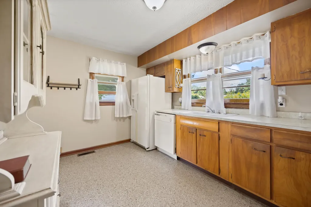 2413 Us-127 Russell Springs KY 42642