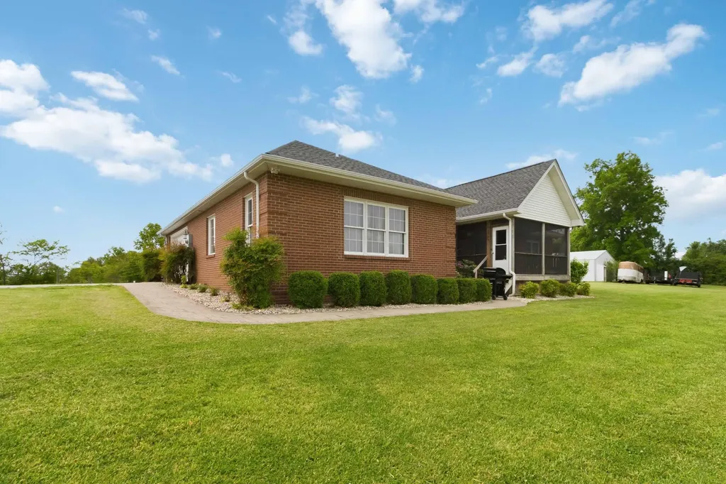 1224 Whitson School Road London KY 40741