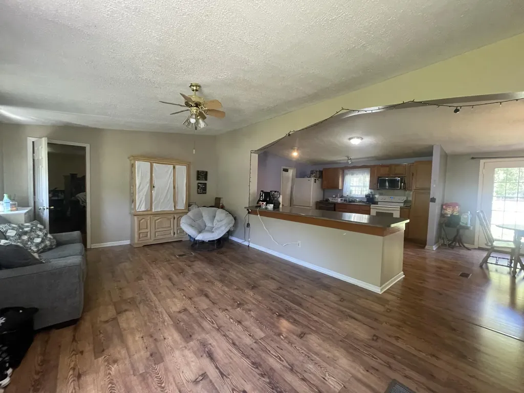 13070 N U.s. 119 Totz KY 40870