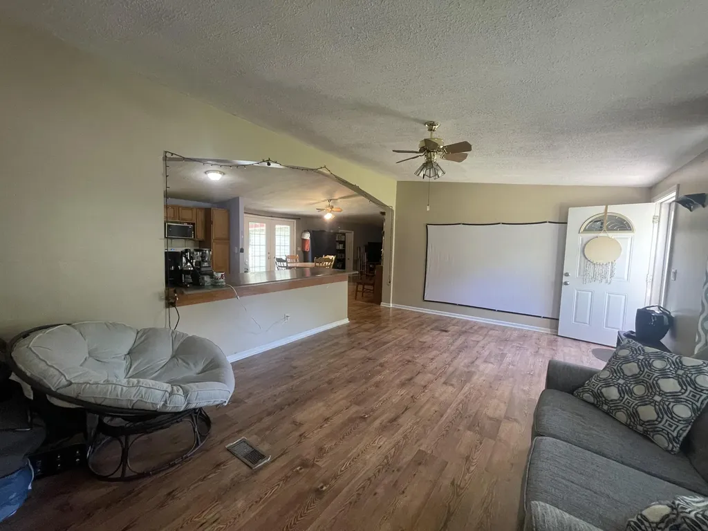 13070 N U.s. 119 Totz KY 40870