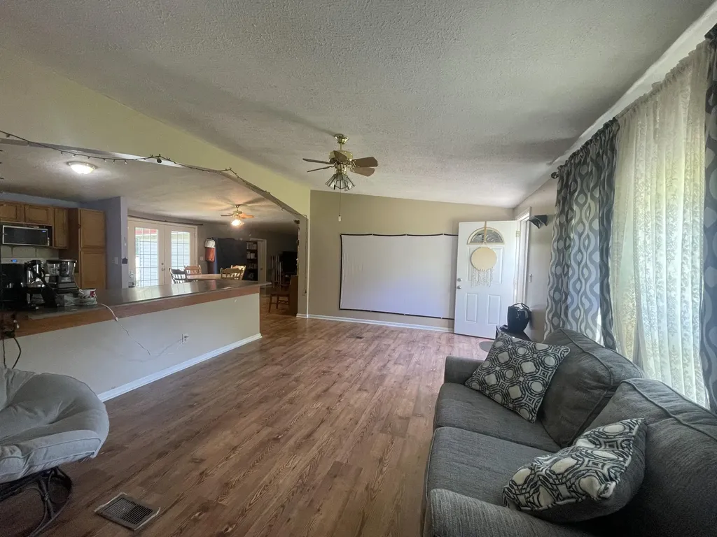 13070 N U.s. 119 Totz KY 40870