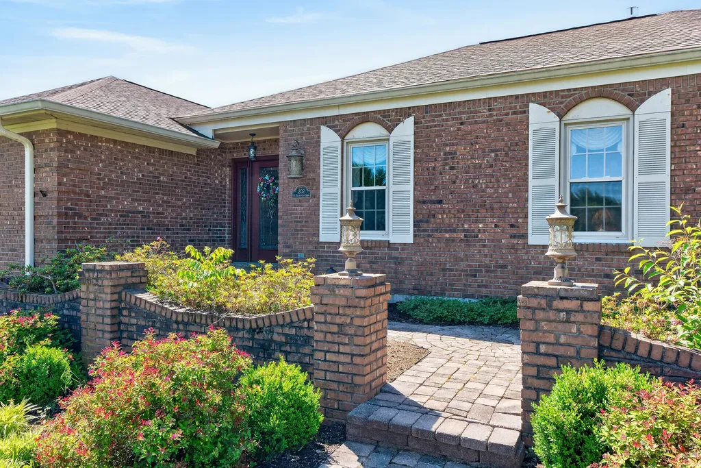 202 S Stourbridge Road Versailles KY 40383