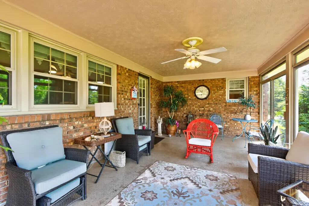 202 S Stourbridge Road Versailles KY 40383