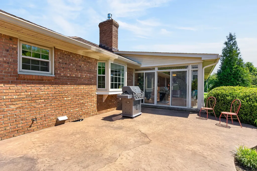 202 S Stourbridge Road Versailles KY 40383