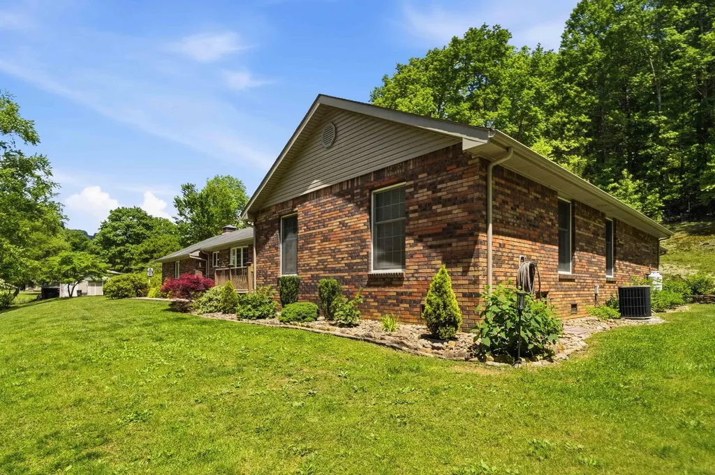 330 Cornett Drive Wallins KY 40873