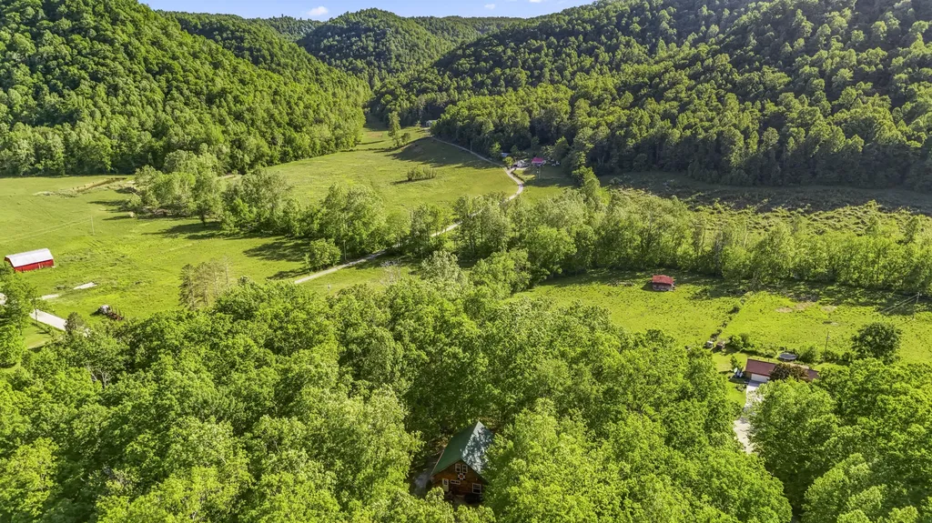 7468 Hardwicks Creek Road Clay City KY 40312