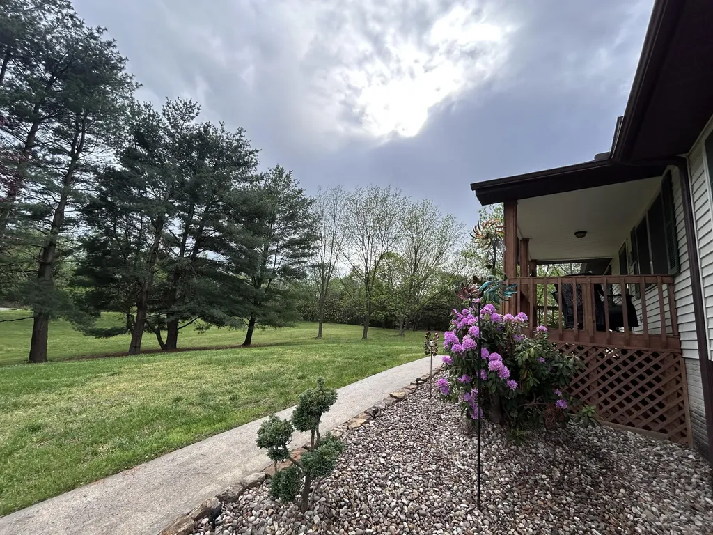 5763 E Ky Highway 90 Albany KY 42602