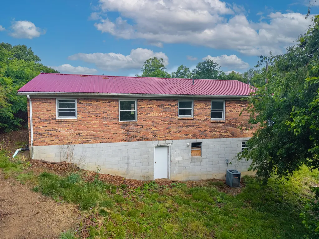 2122 State Highway 1651 Stearns KY 42647
