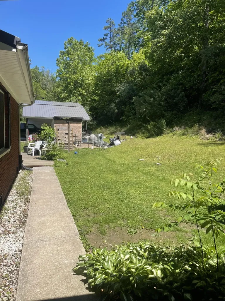 380 Daniels Creek Banner KY 41603