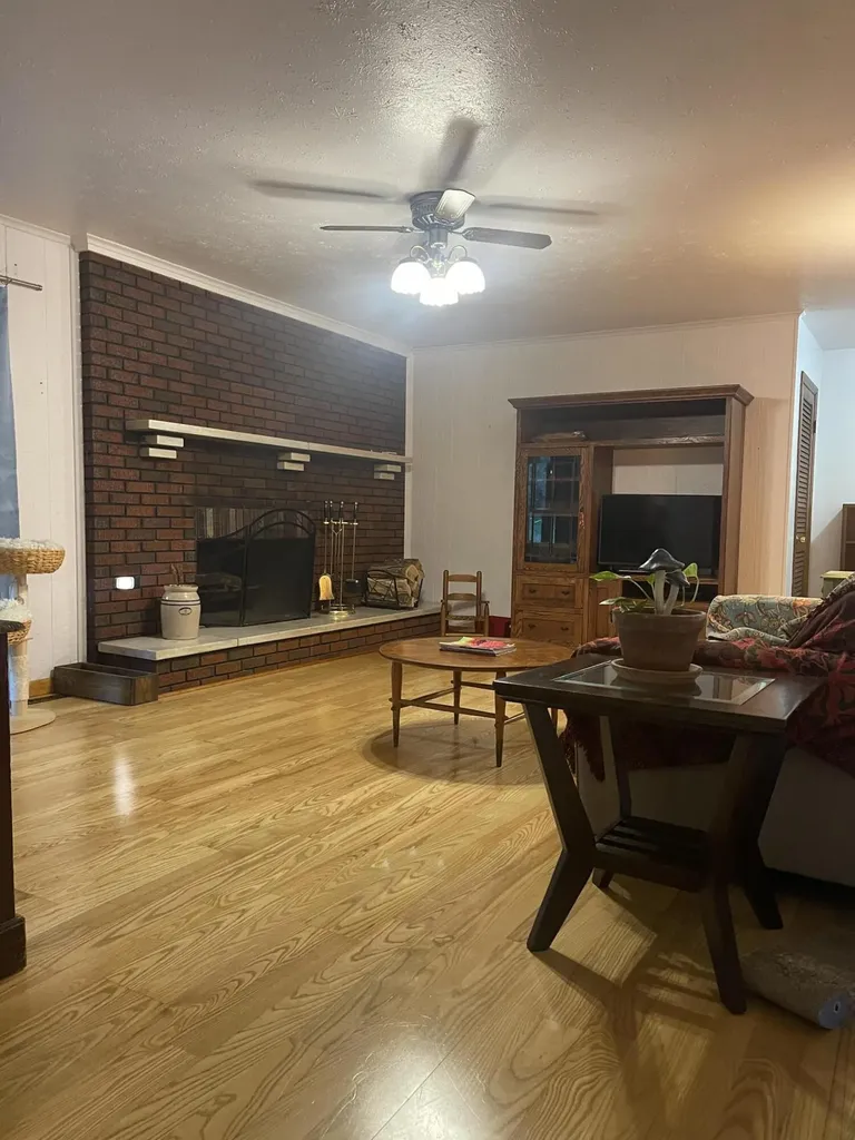 380 Daniels Creek Banner KY 41603