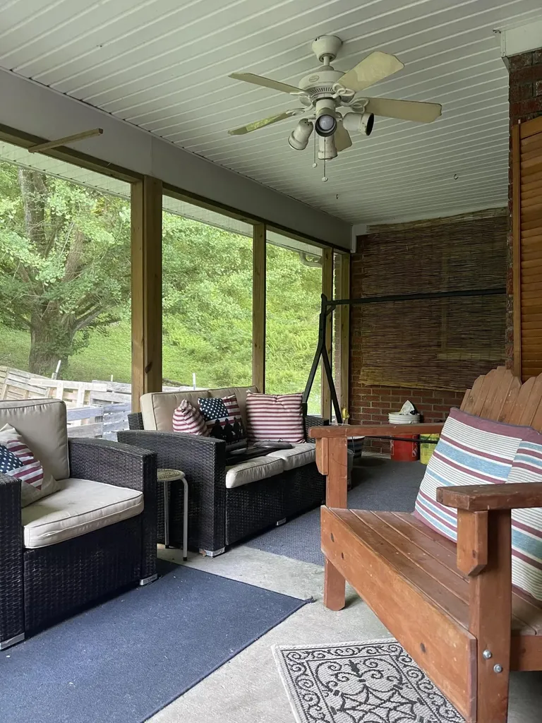 380 Daniels Creek Banner KY 41603