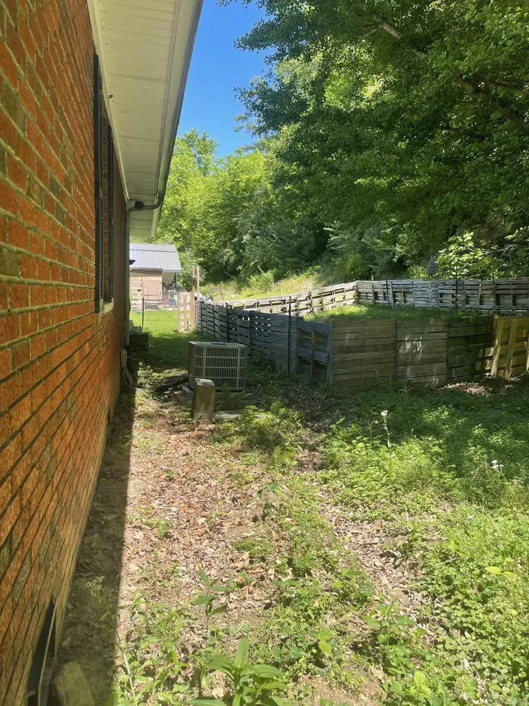 380 Daniels Creek Banner KY 41603