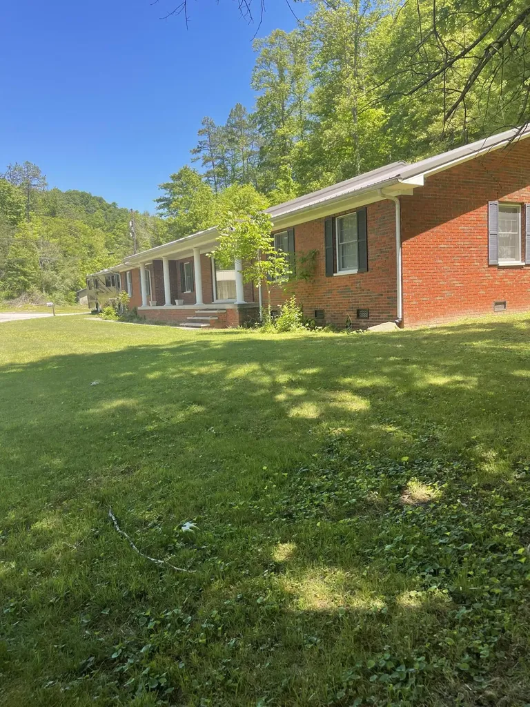 380 Daniels Creek Banner KY 41603