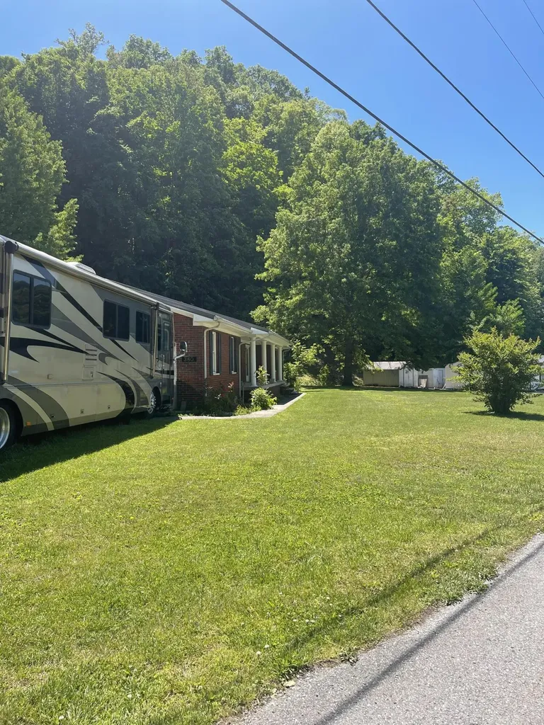 380 Daniels Creek Banner KY 41603