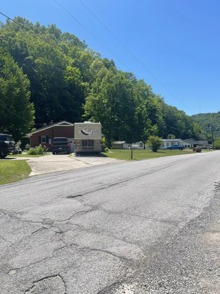 380 Daniels Creek Banner KY 41603