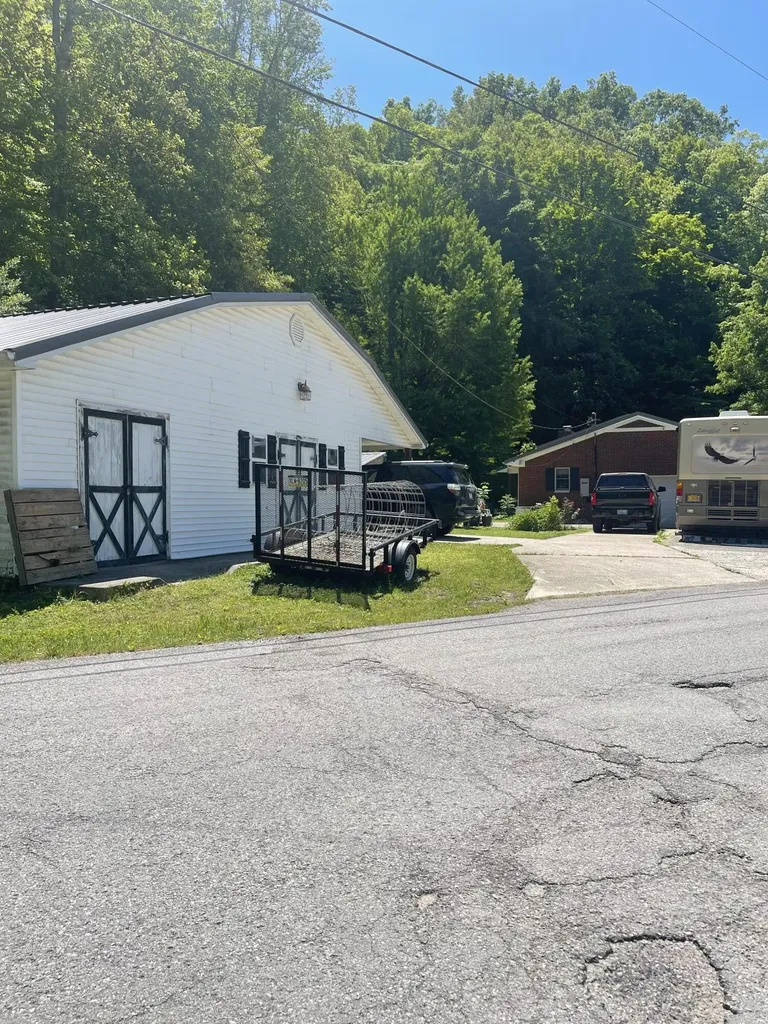 380 Daniels Creek Banner KY 41603
