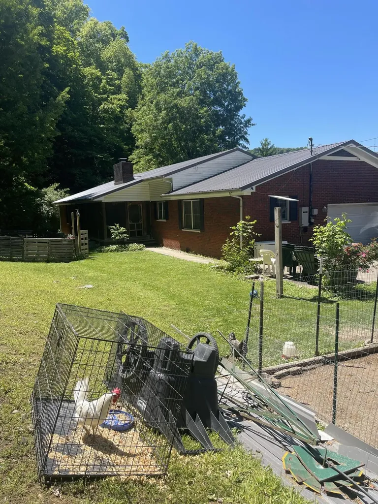 380 Daniels Creek Banner KY 41603